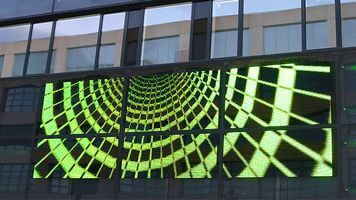 Videowall an einer Hausfront