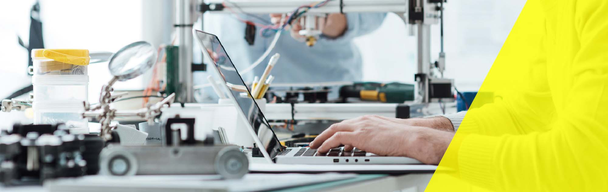 eine Person übt Recherchearbeiten am Computer aus